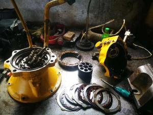 小松220-8回转马达维修